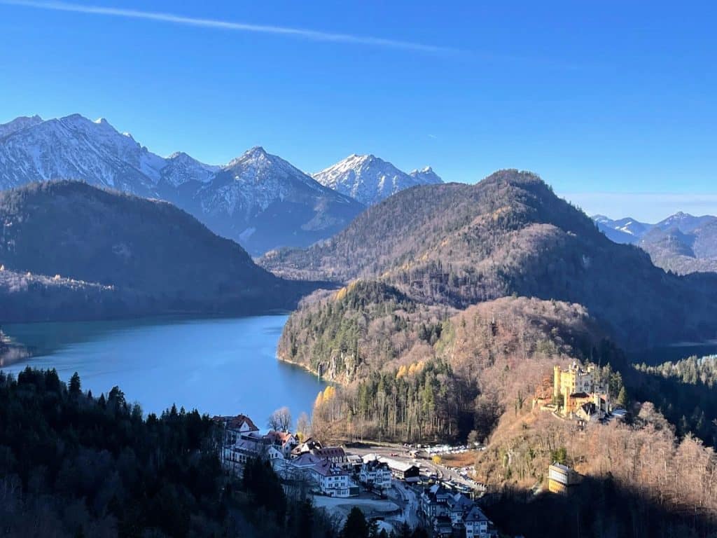 Castelo de Hohenschwangau na Rota Romantica na Alemanha visto do alto com o lago nas proximidades