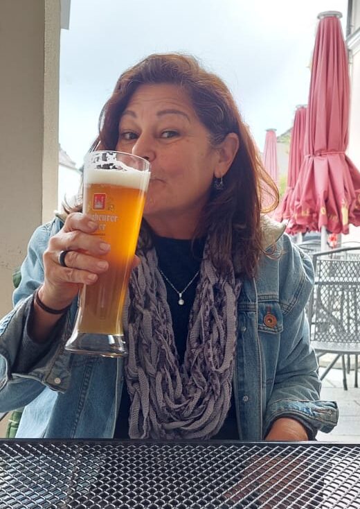 Degustação de cerveja Weizen em biergarten na Baviera