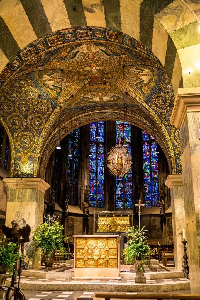 Interior da Catedral de Aachen na Alemanha, arquitetura gótica. Guia em português na Alemanha.