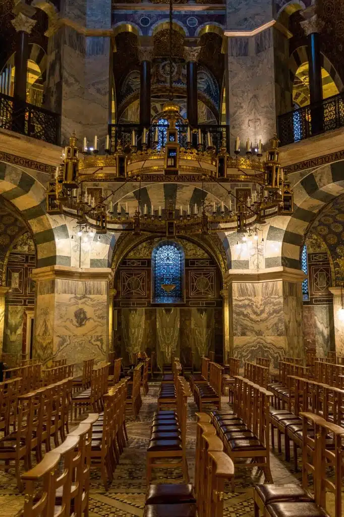 Interior da Catedral de Aachen na Alemanha, arquitetura gótica
