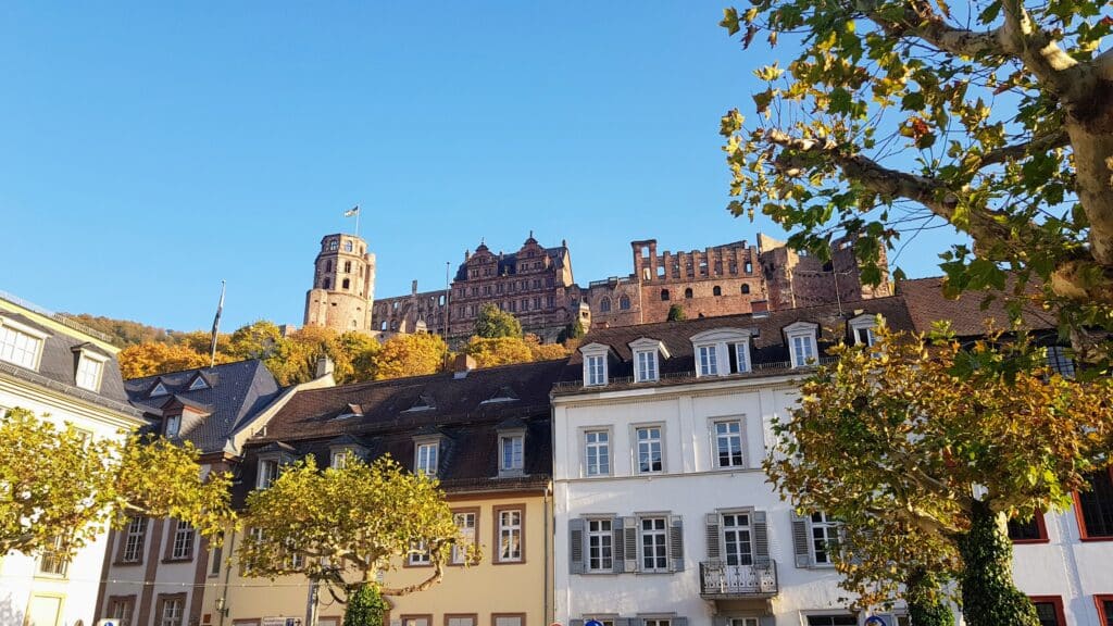 Vista do castelo de Heidelberg da praca central