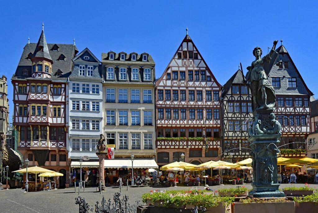 Römerberg na Altsdadt, praça em Frankfurt na Alemanha. Guias brasileiros na Alemanha.