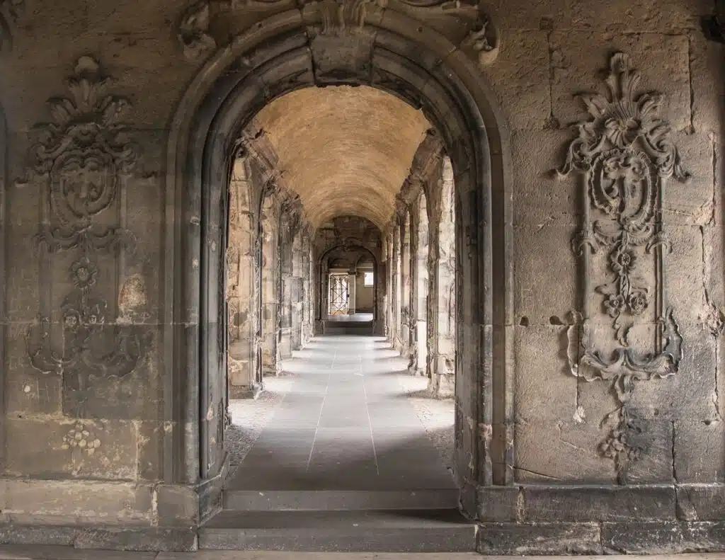 Porta Nigra em Trier na Alemanha. Arquitetura romana na Alemanha. Guia em português na Alemanha.