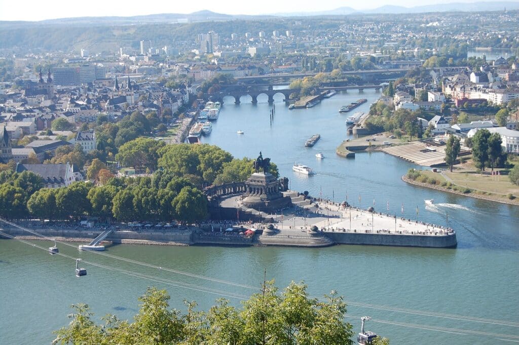 Deutsches Eck em Koblenz na Alemanha. GGuia brasileiro na Alemanha. Bate e volta de Frankfurt