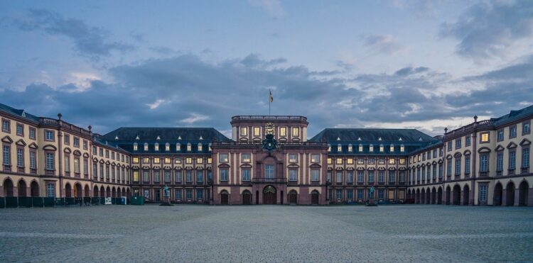 Palácio de Mannheim, na Alemanha. Guia brasileiro na Alemanha. Bate e volta de Frankfurt
