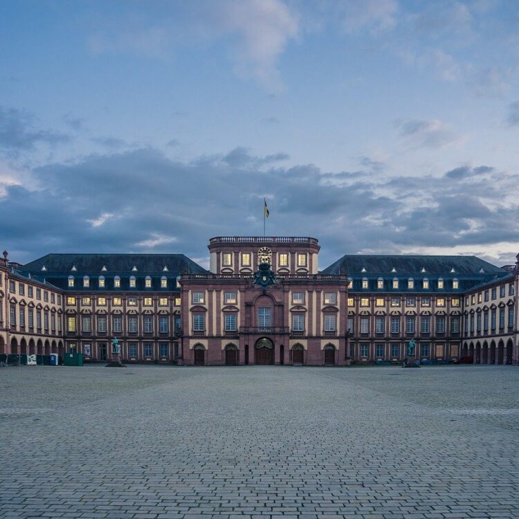 Palácio de Mannheim, na Alemanha. Guia brasileiro na Alemanha. Bate e volta de Frankfurt