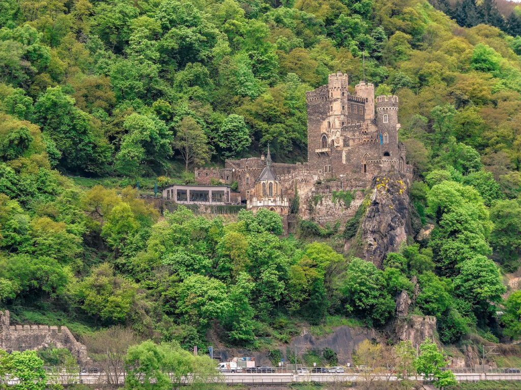 Castelo Rheinstein na Alemanha, no Vale do Reno. Guia brasileiro na Alemanha.