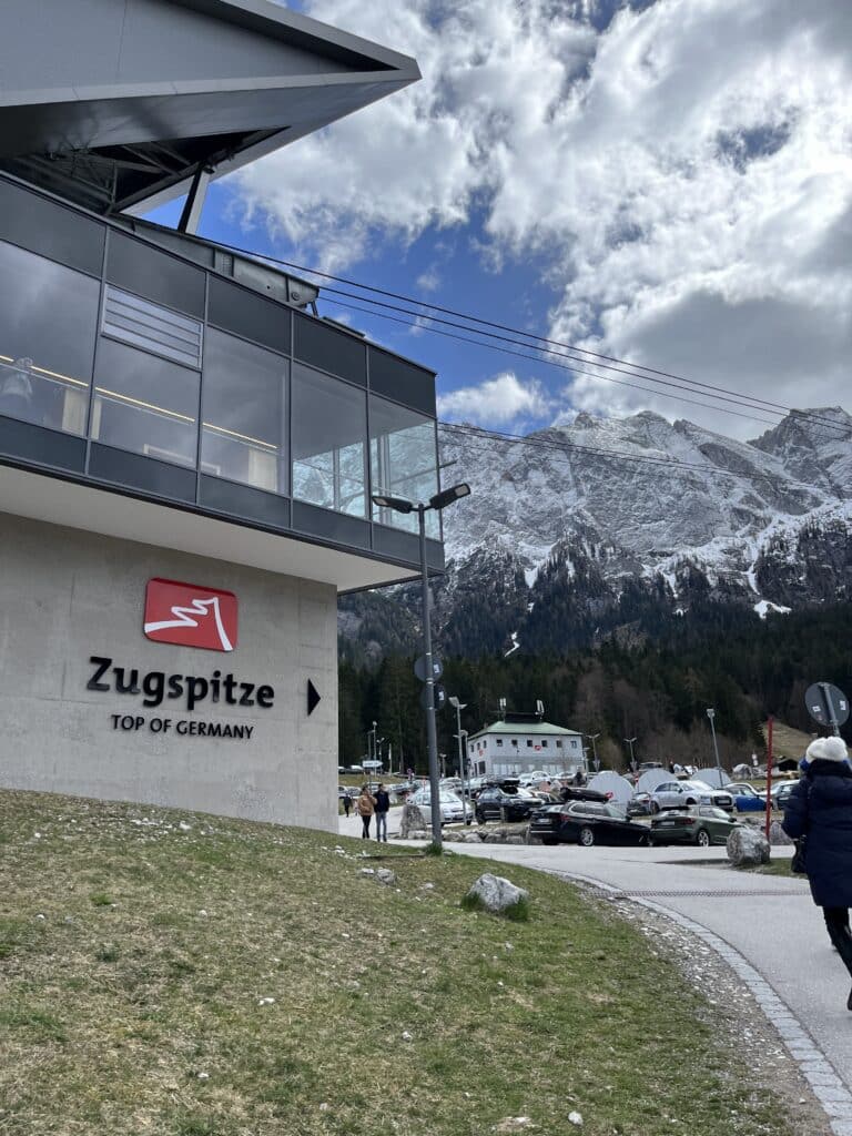 Estação do teleférico para subir ao Zugspitze. Guia brasileiro na Alemanha. Turismo na Alemanha. Viaje pela Alemanha, Suíça e Itália com guias brasileiros