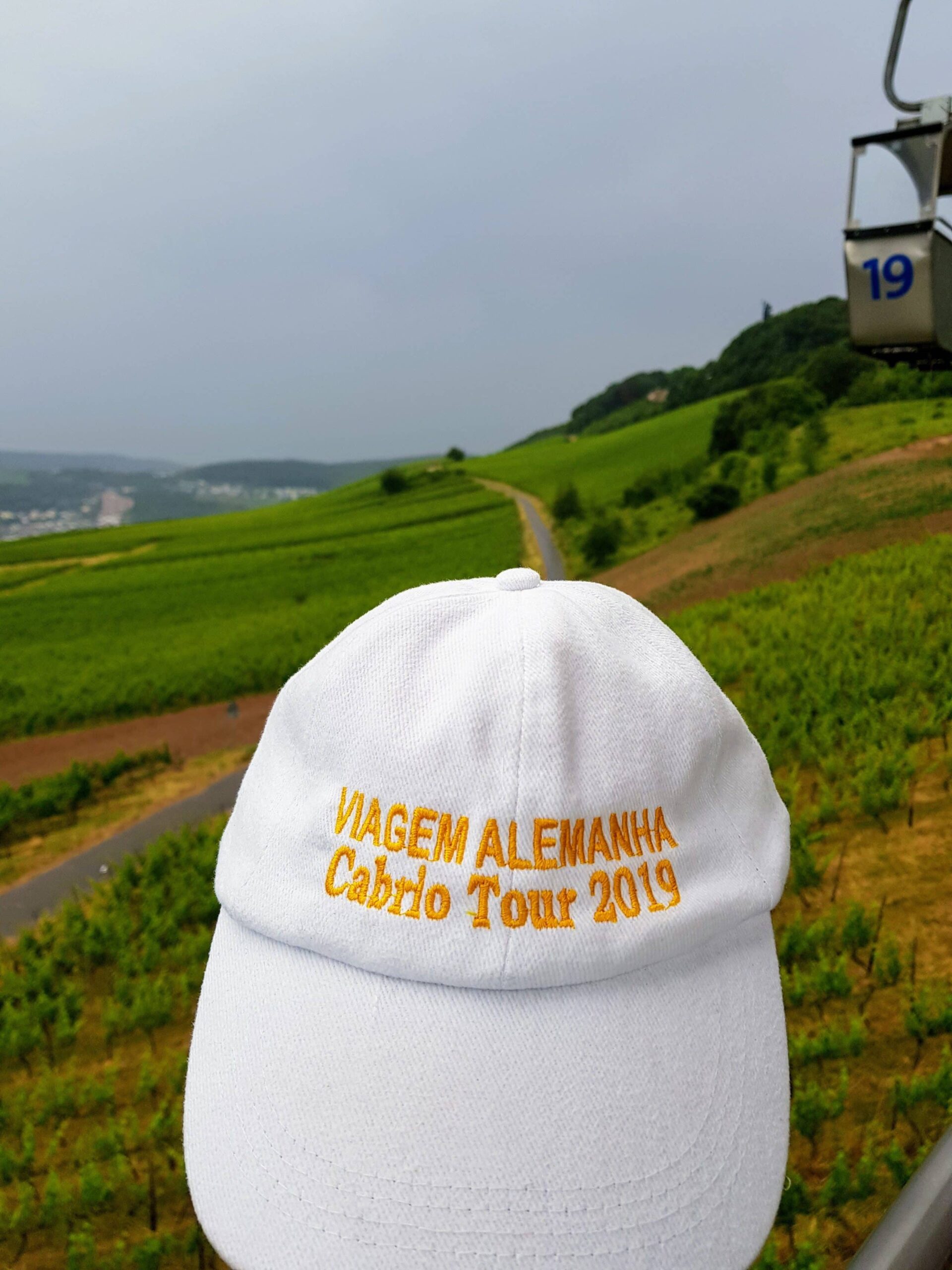 Boné Viagem Alemanha, estilo moderno, com design elegante e cores sóbrias, ideal para uso casual e esportivo.