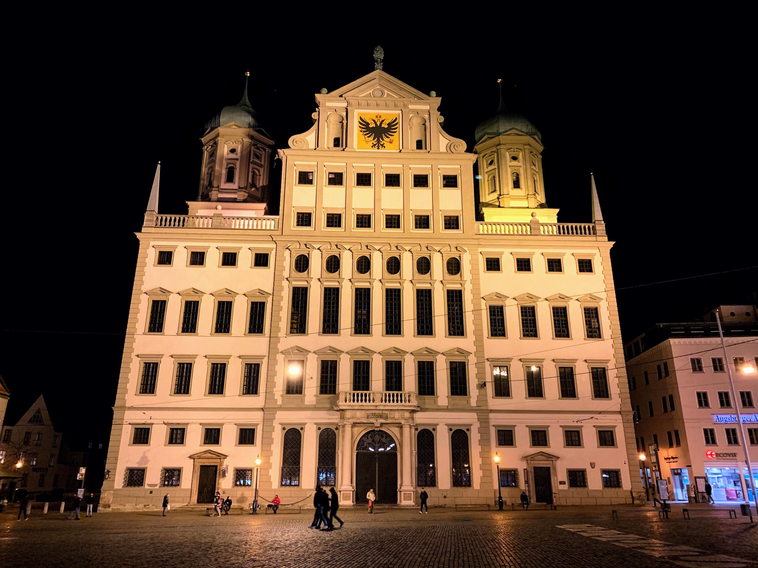 Augsburg Rathaus a noite na Rota Romântica na Alemanha