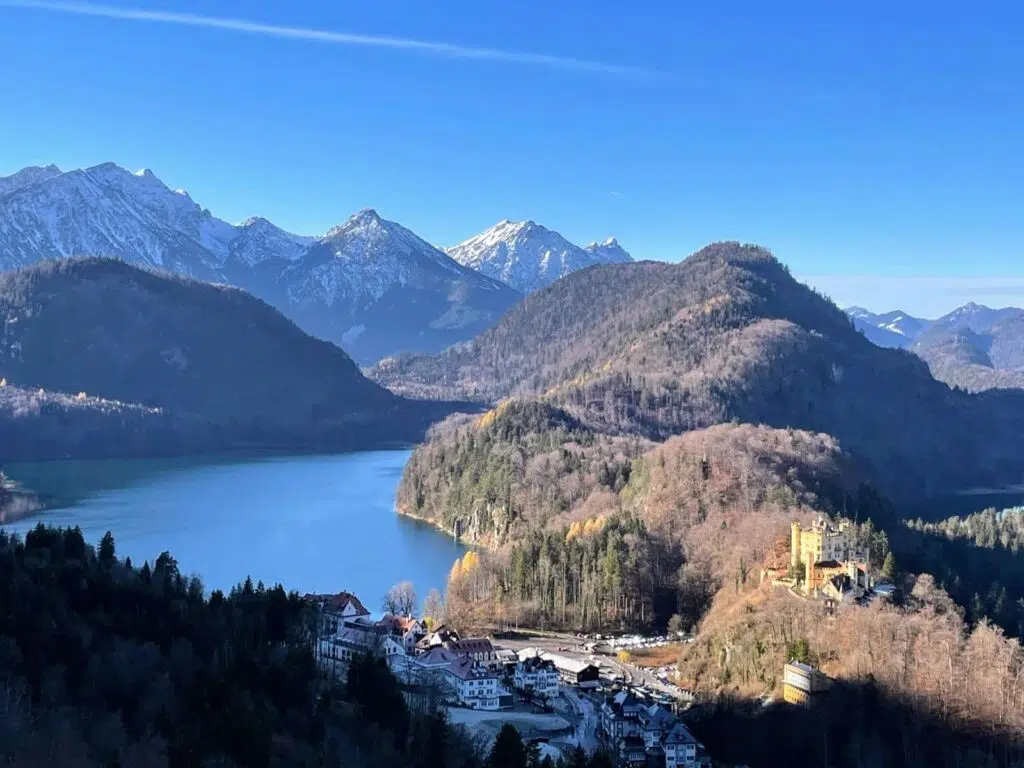 Castelo de Hohenschwangau na Rota Romantica na Alemanha visto do alto com o lago nas proximidades