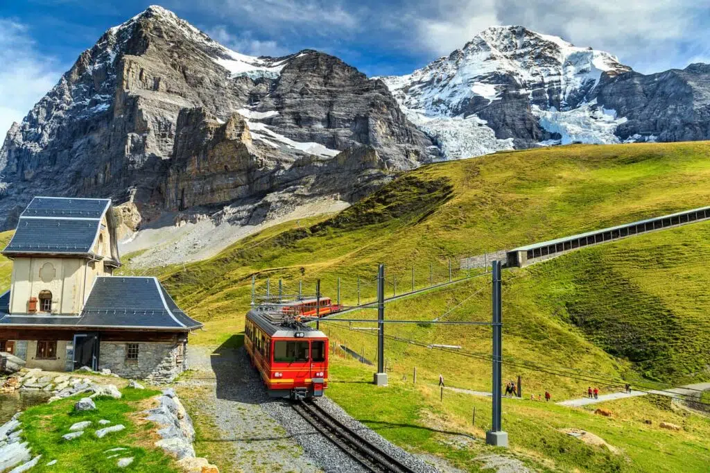 Paisagem dos Alpes com trem panorâmico