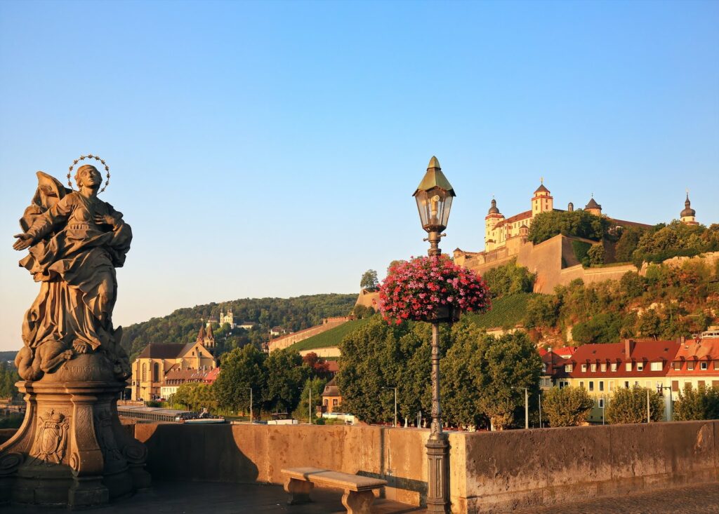 Mainbrücke Würzburg com vista para a Fortaleza