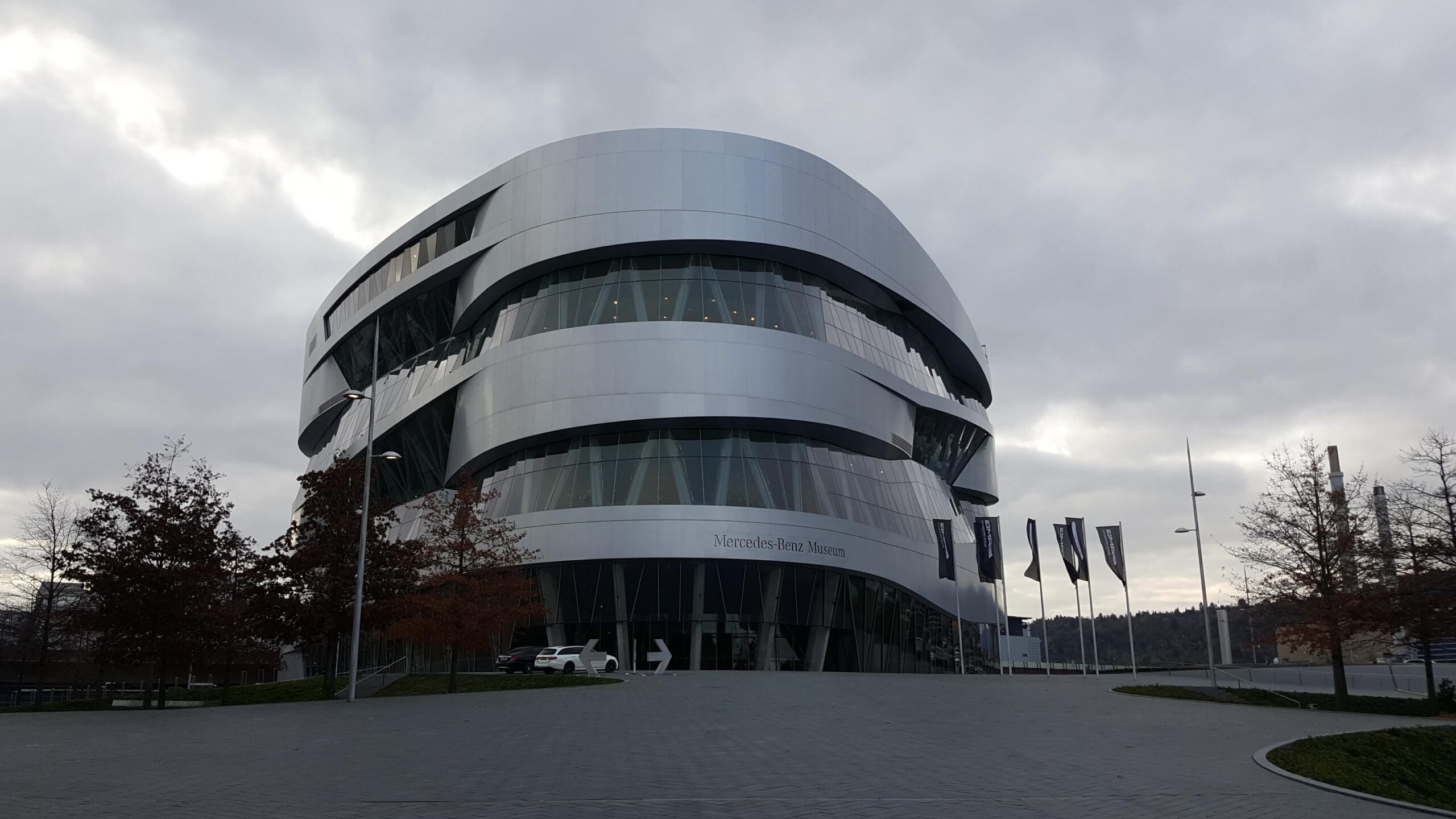 Museu da Mercedes-Benz em Stuttgart na Alemanha. Guias brasileiros na Alemanha. Turismo na Alemanha.