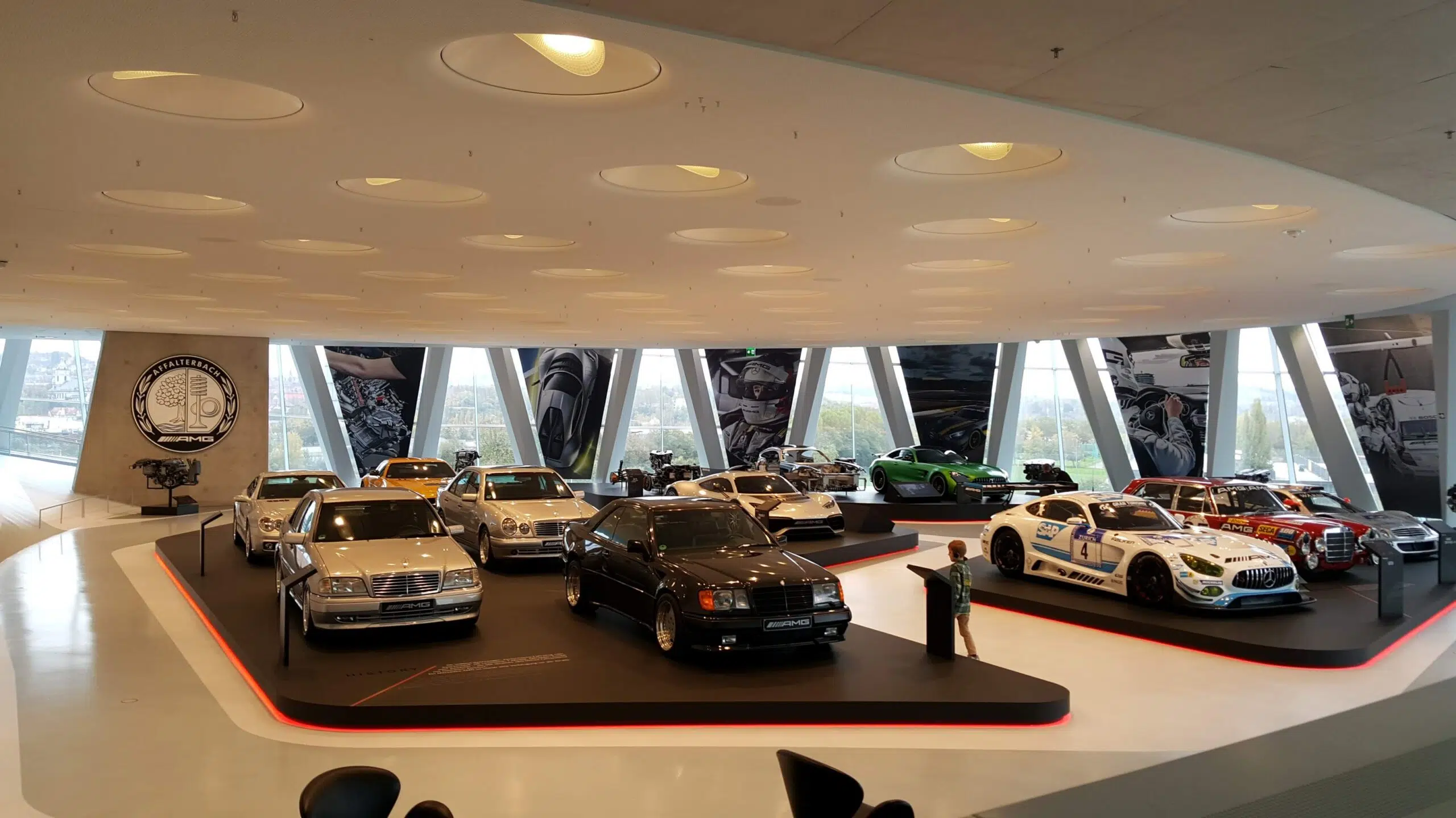 Museu da Mercedes-Benz em Stuttgart na Alemanha. Guias brasileiros na Alemanha. Turismo na Alemanha.