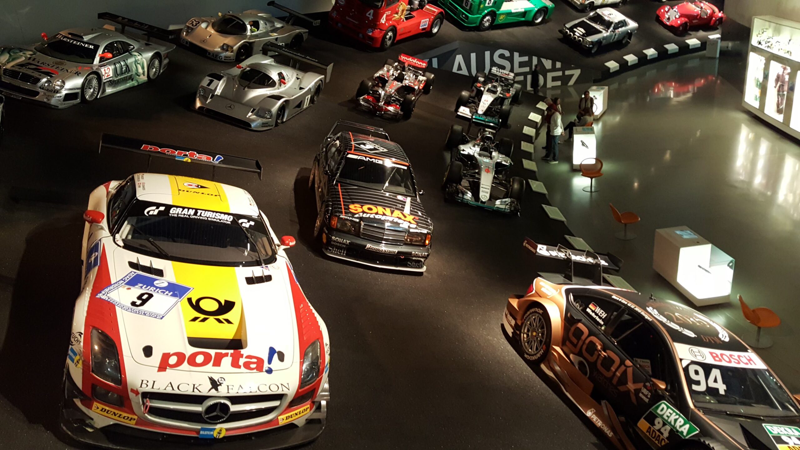 Museu da Mercedes-Benz em Stuttgart na Alemanha. Guias brasileiros na Alemanha. Turismo na Alemanha.