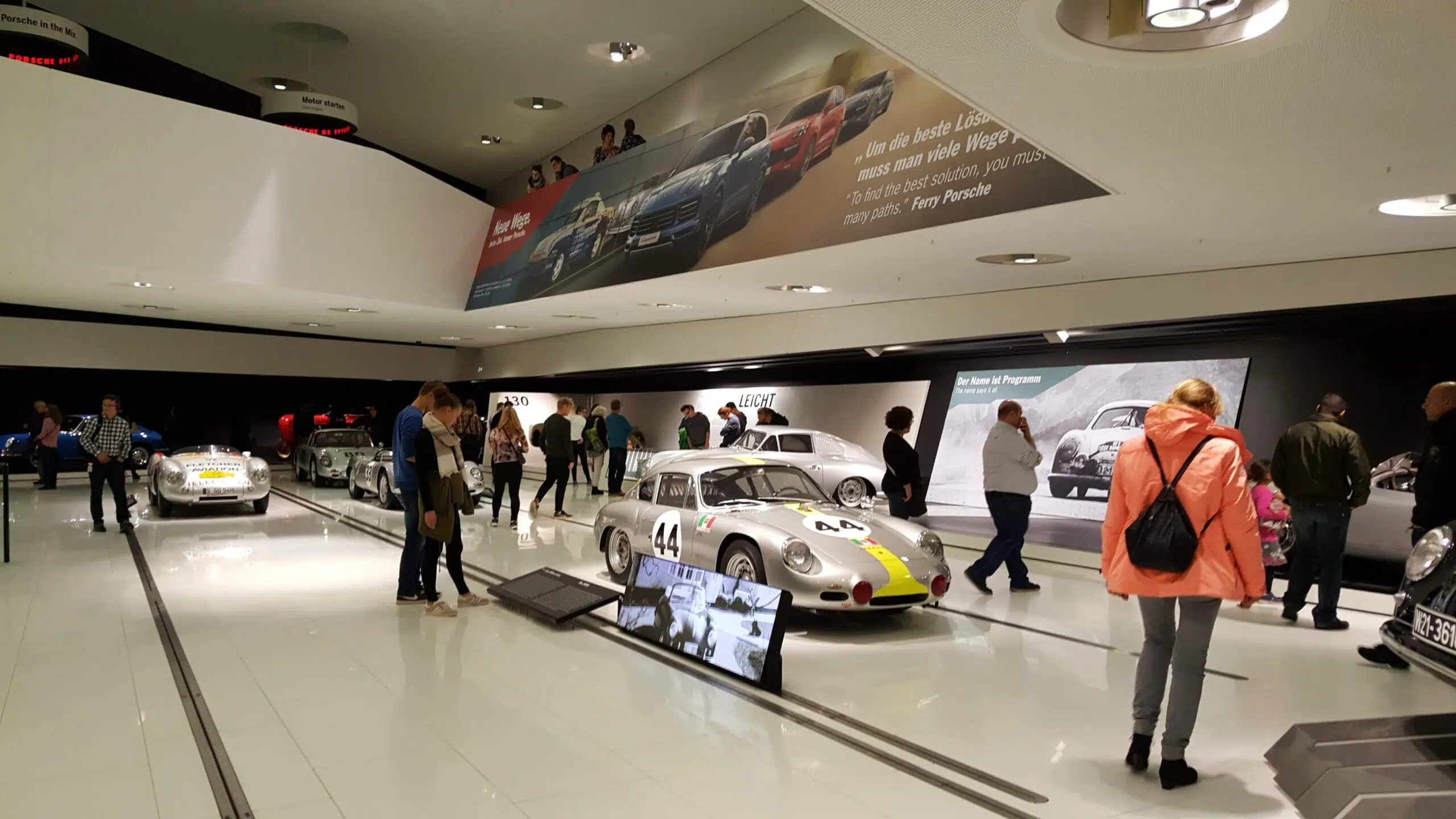 Museu da Porsche em Stuttgart na Alemanha. Guias brasileiros na Alemanha. Turismo na Alemanha.