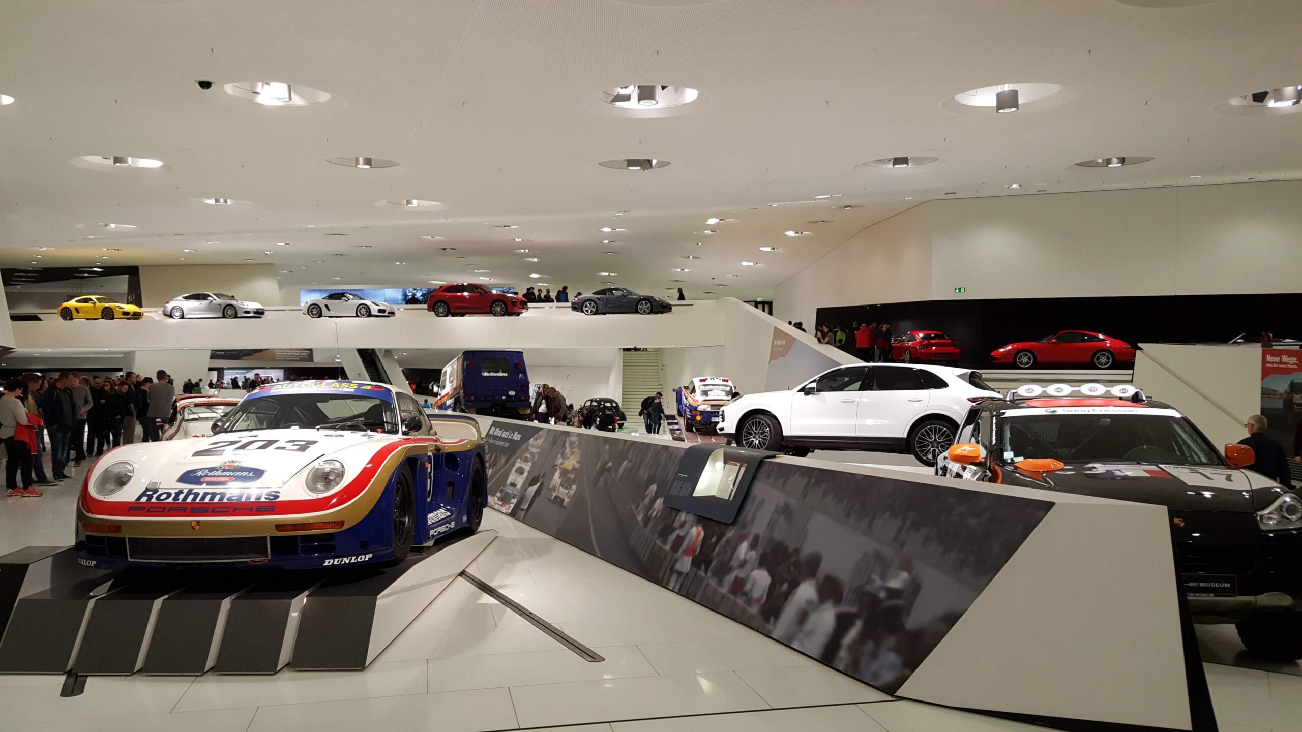 Museu da Porsche em Stuttgart na Alemanha. Guias brasileiros na Alemanha. Turismo na Alemanha.