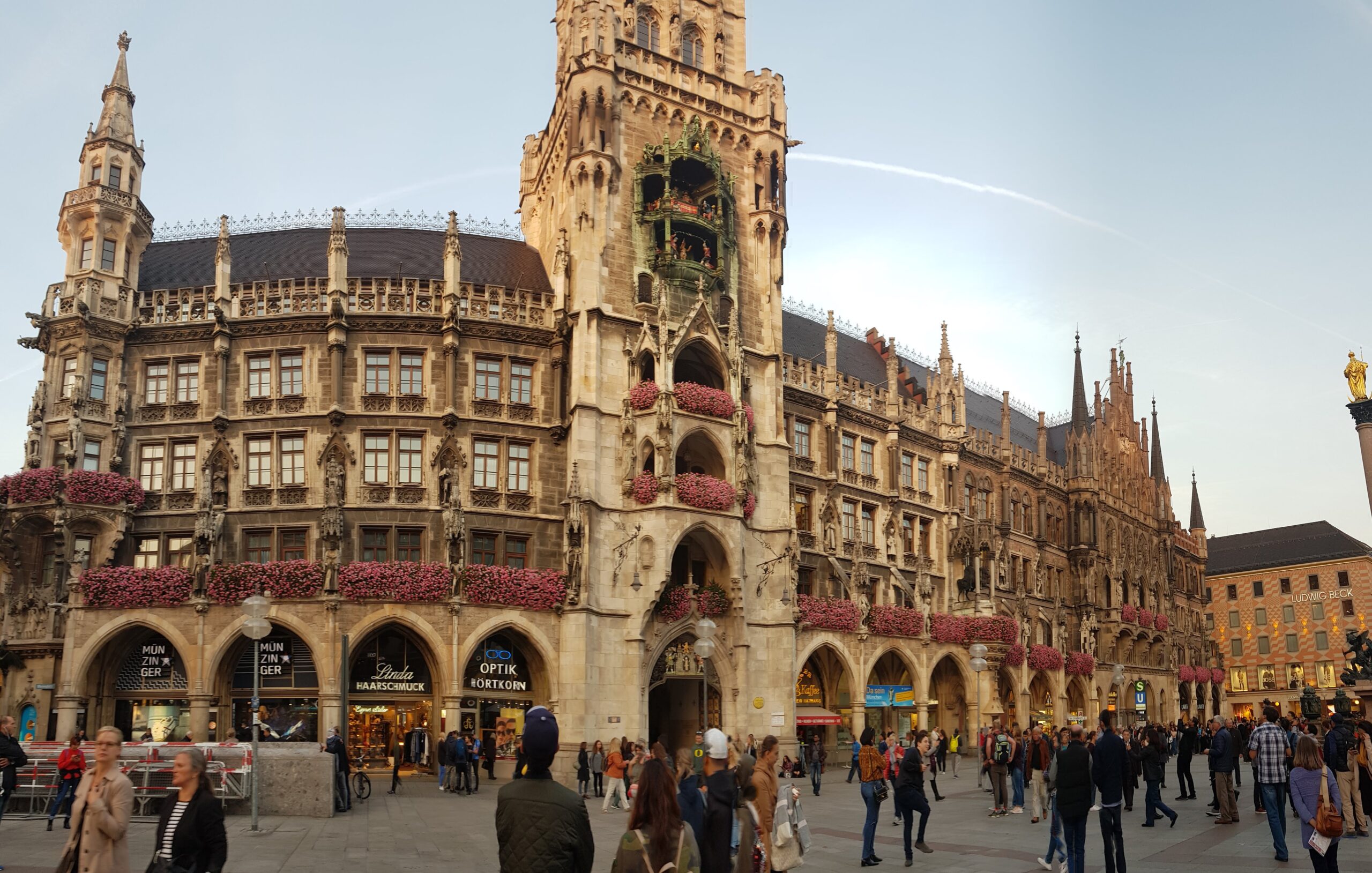 Prefeitura de Munique na Marienplatz, cenário do Christkindlmarkt