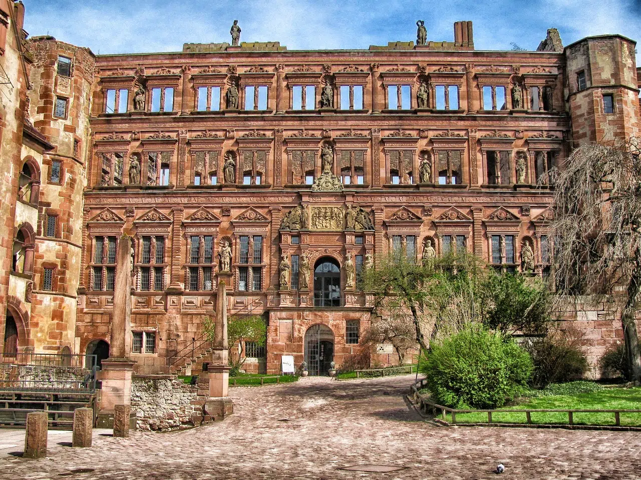 Interior do Castelo de Heidelberg na Alemanha, arquitetura renascentista. Guia em português na Alemanha.