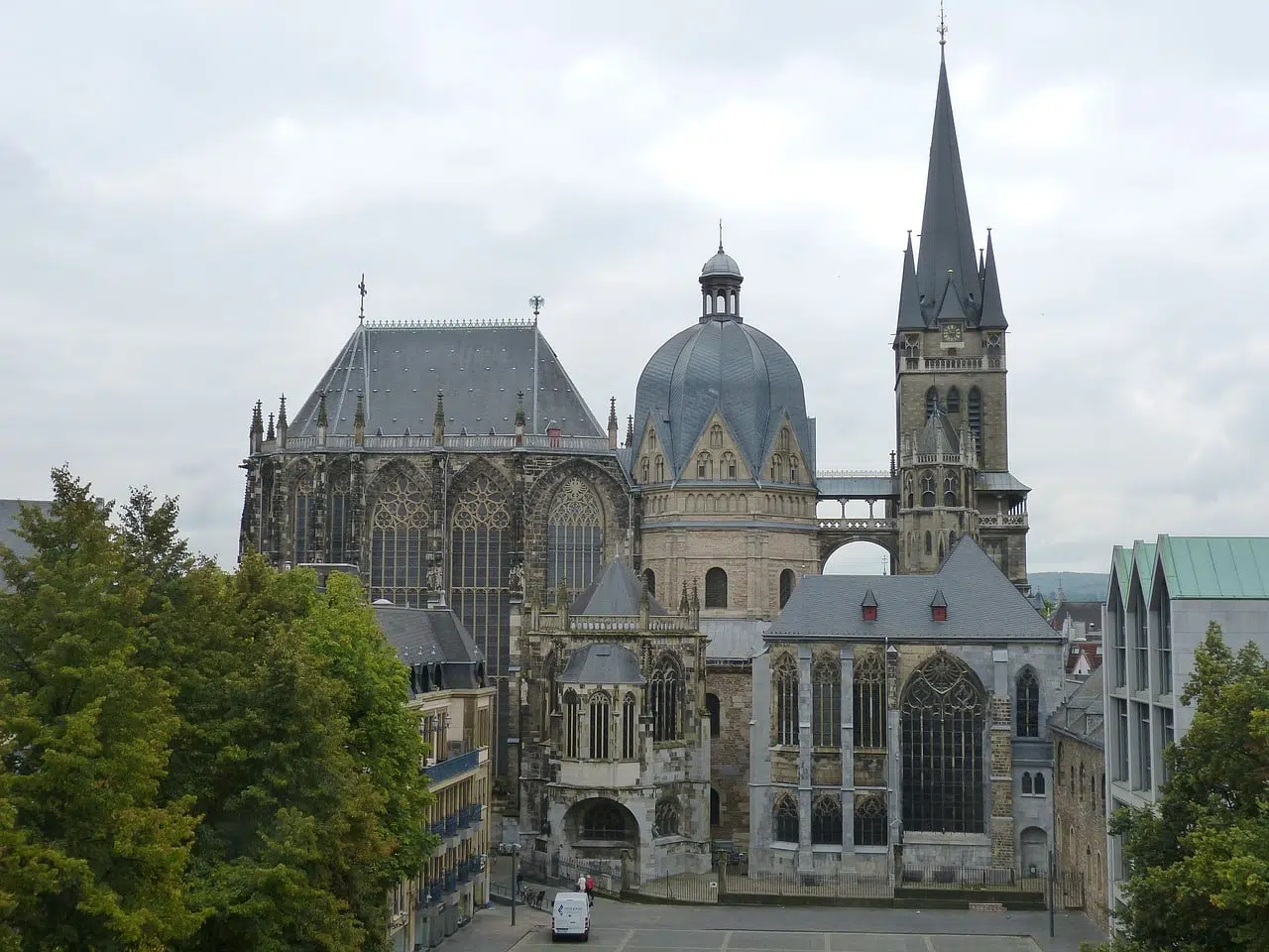 Catedral de Aachen na Alemanha, arquitetura gótica. Guia em português na Alemanha.