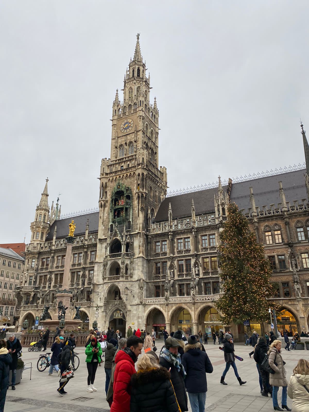 Marienplatz em Munique na Alemanha. Guia brasileiro na Alemanha, Guia brasileiro em Munique. Turismo na Alemanha