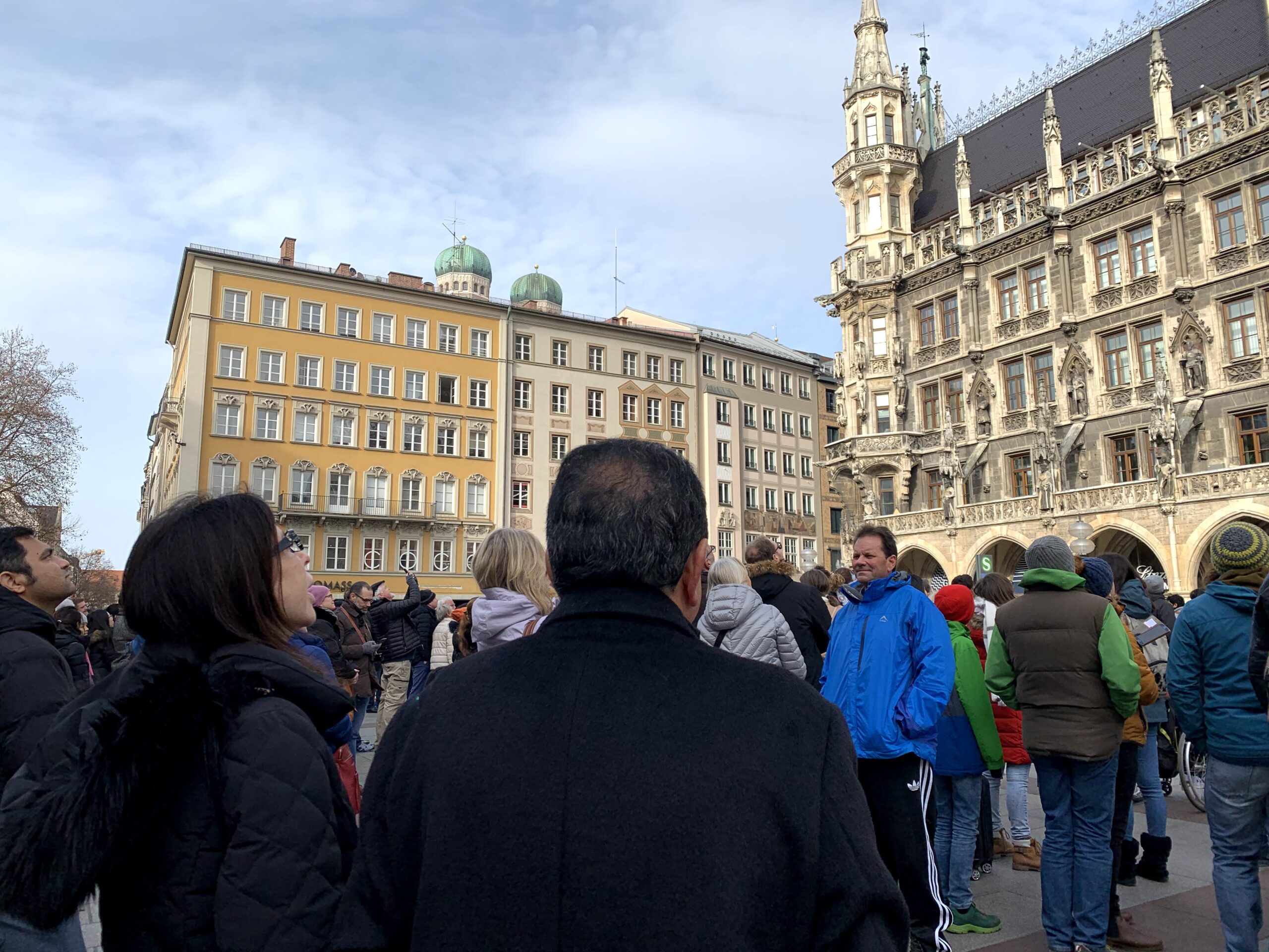 viajantes na Marienplatz em Munique