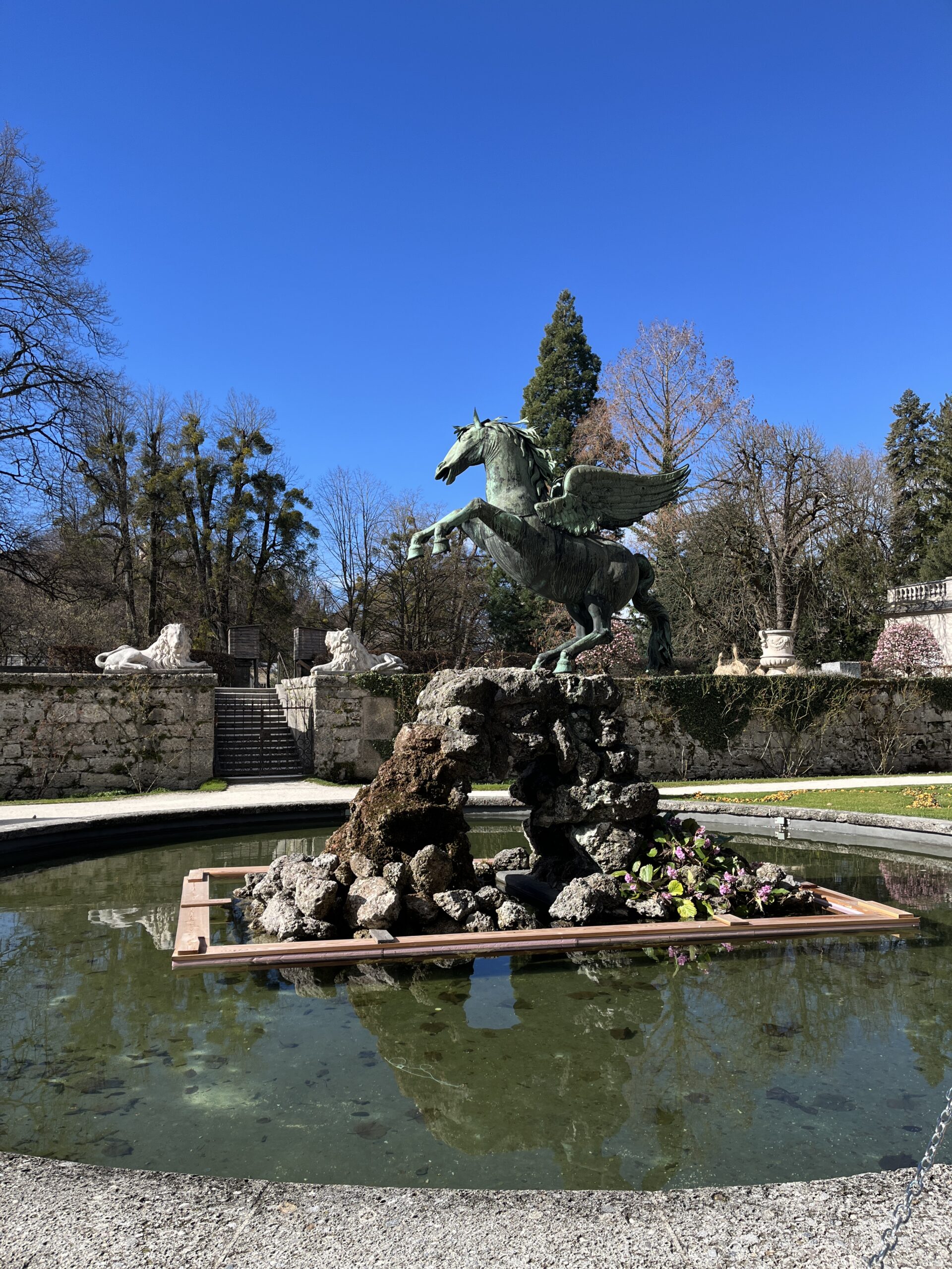 Guia em português na Áustria. Pegasus no Jardim Mirabell.