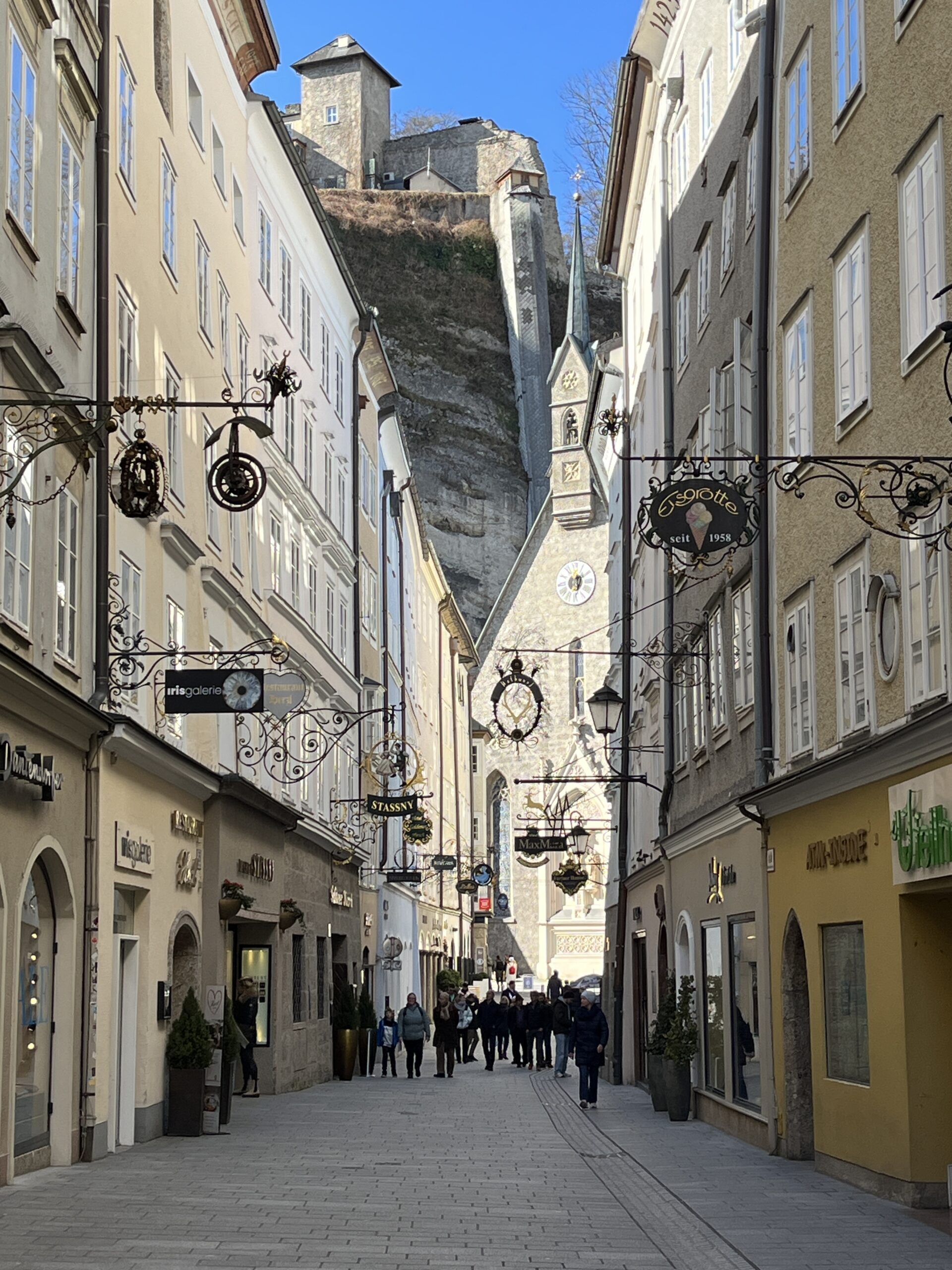 rua comercial Getreidegasse em Salzburg Áustria. Guia brasileiro na Alemanha e na Austria