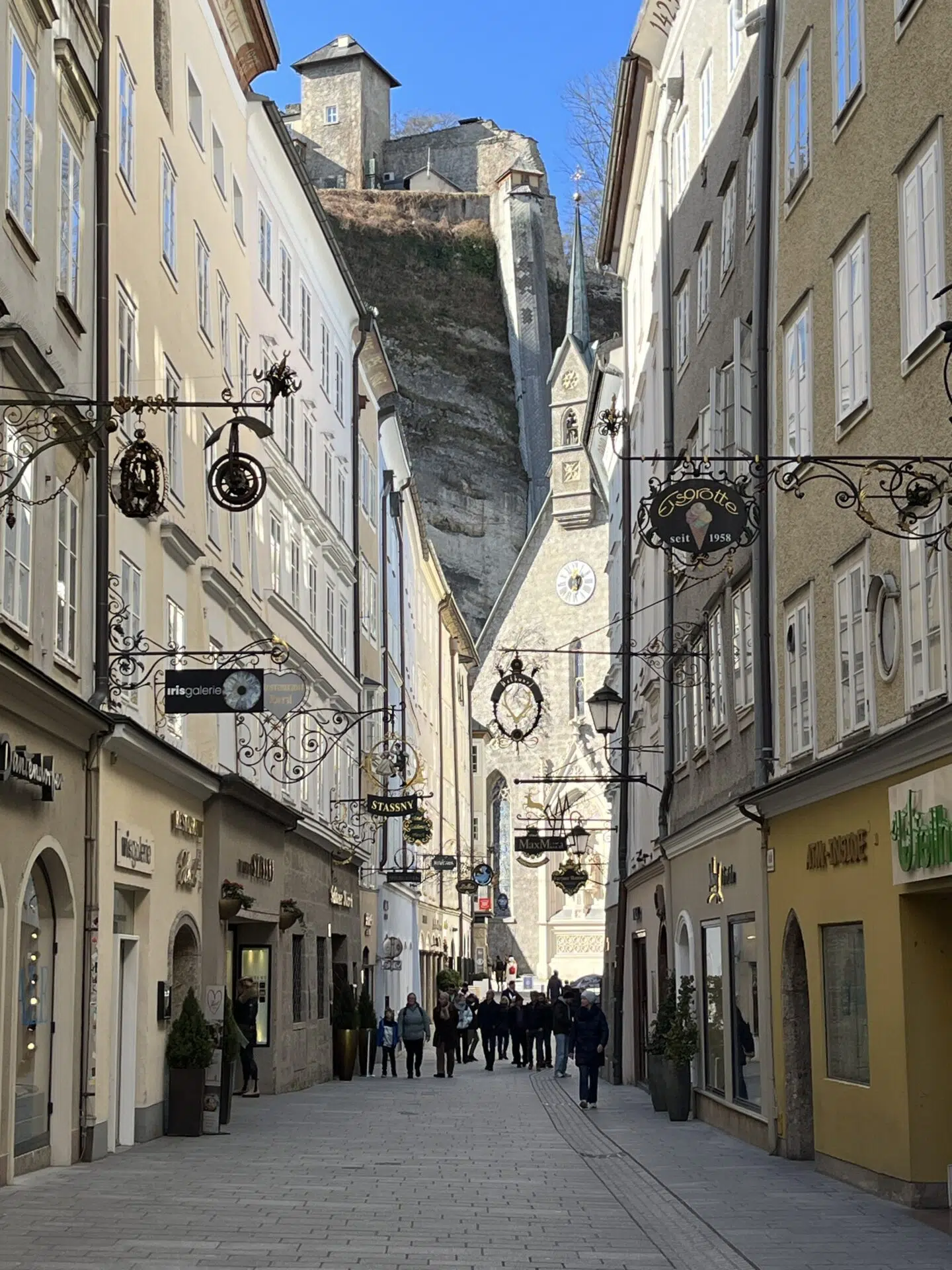 rua comercial Getreidegasse em Salzburg Áustria. Guia brasileiro na Alemanha e na Austria