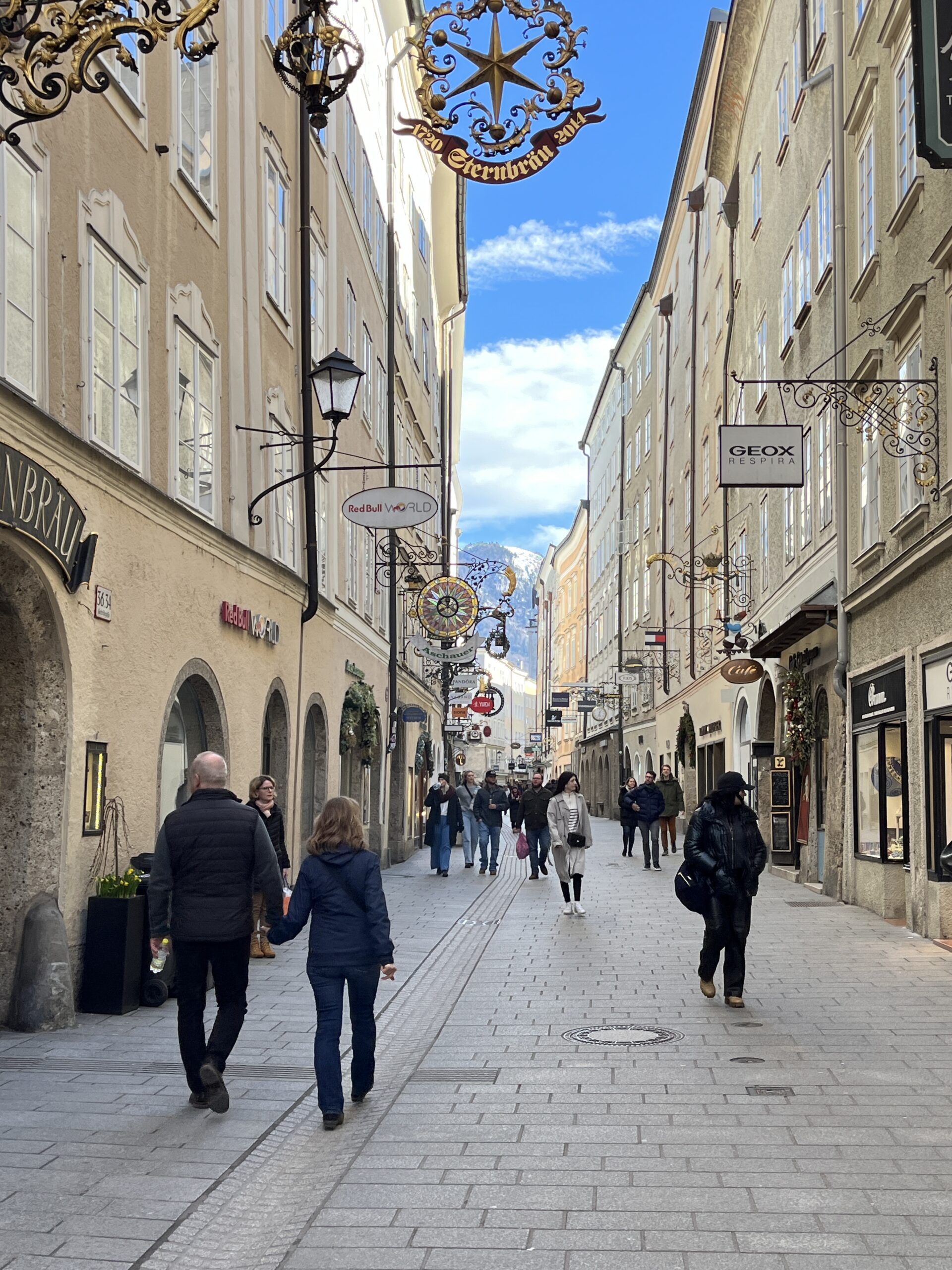 rua comercial Getreidegasse em Salzburg Áustria. Guia brasileiro na Alemanha e na Austria