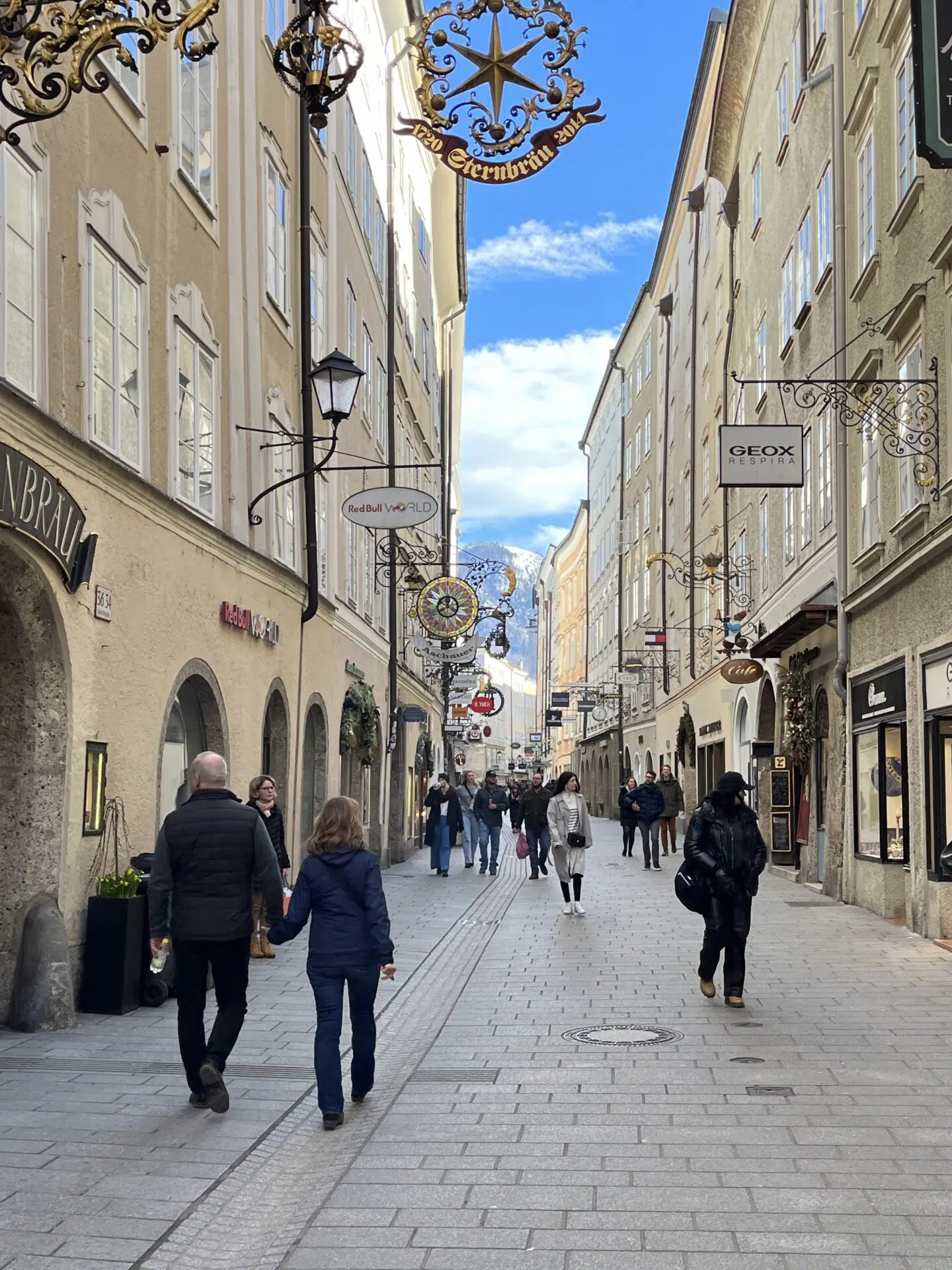 rua comercial Getreidegasse em Salzburg Áustria. Guia brasileiro na Alemanha e na Austria