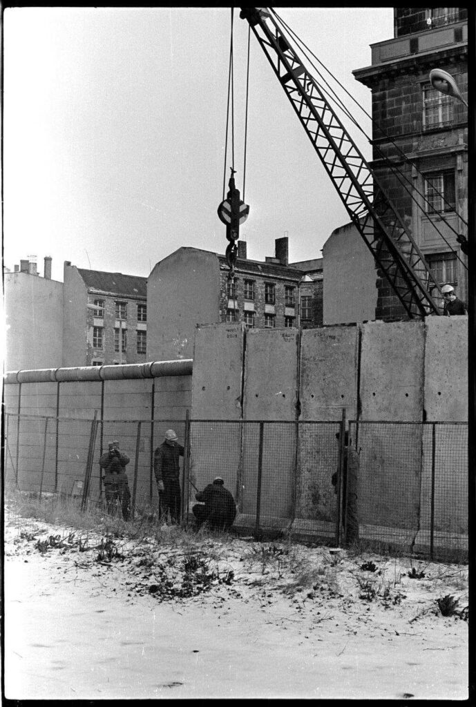 Construcción del Muro de Berlín con una grúa, en una foto histórica en blanco y negro