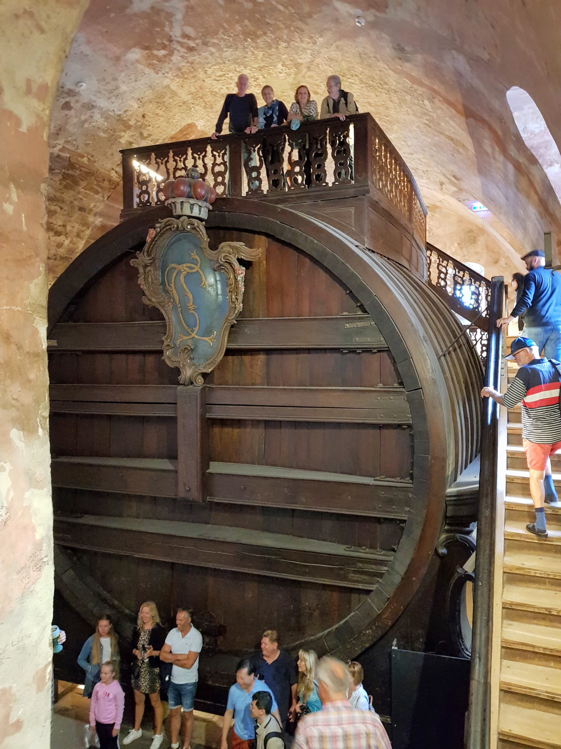 Nossos viajantes no maior barriell do mundo em Heidelberg durante visita guiada a Heidelberg com guia Brasileiro