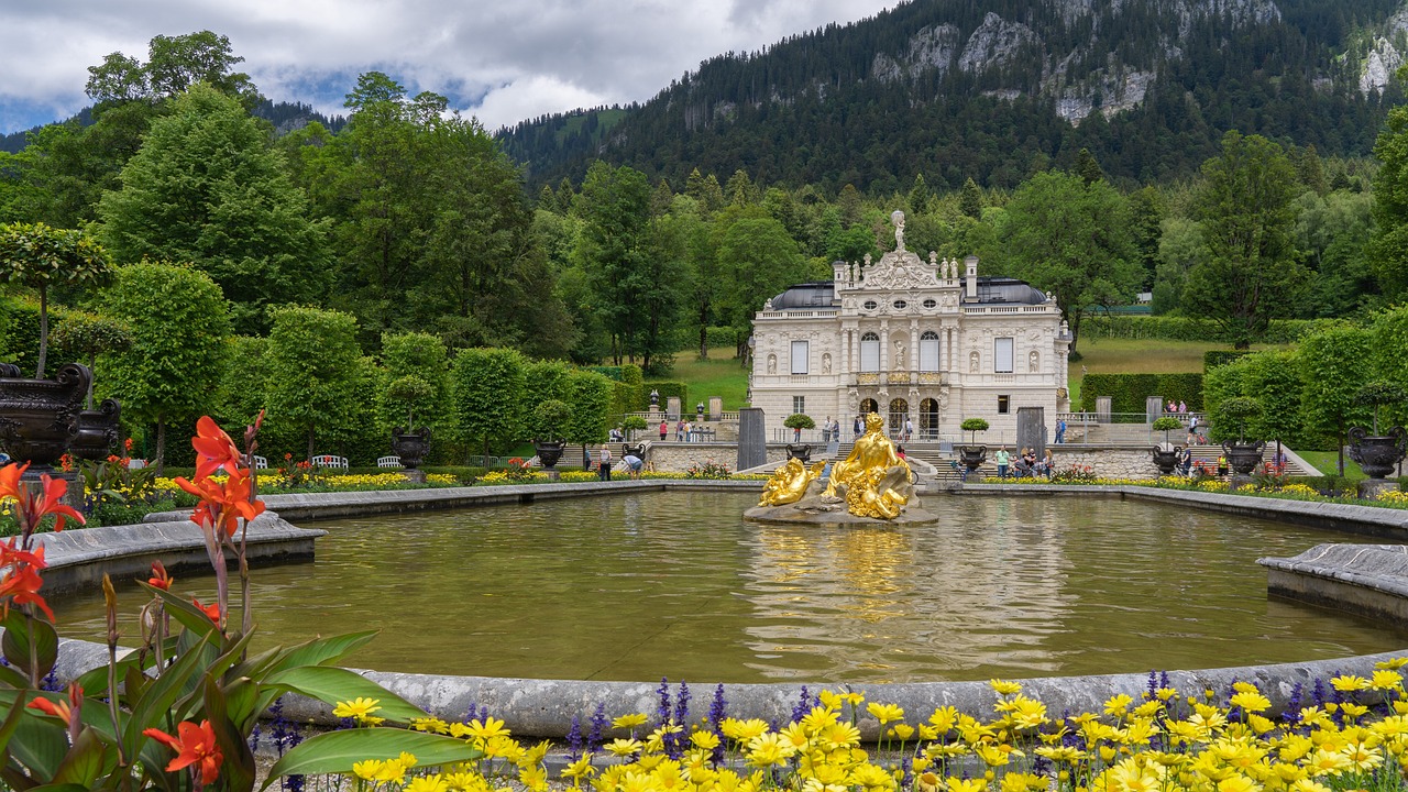 Palácio de Linderhof na Alemanha e seu jardim, arquitetura em estilo rococó