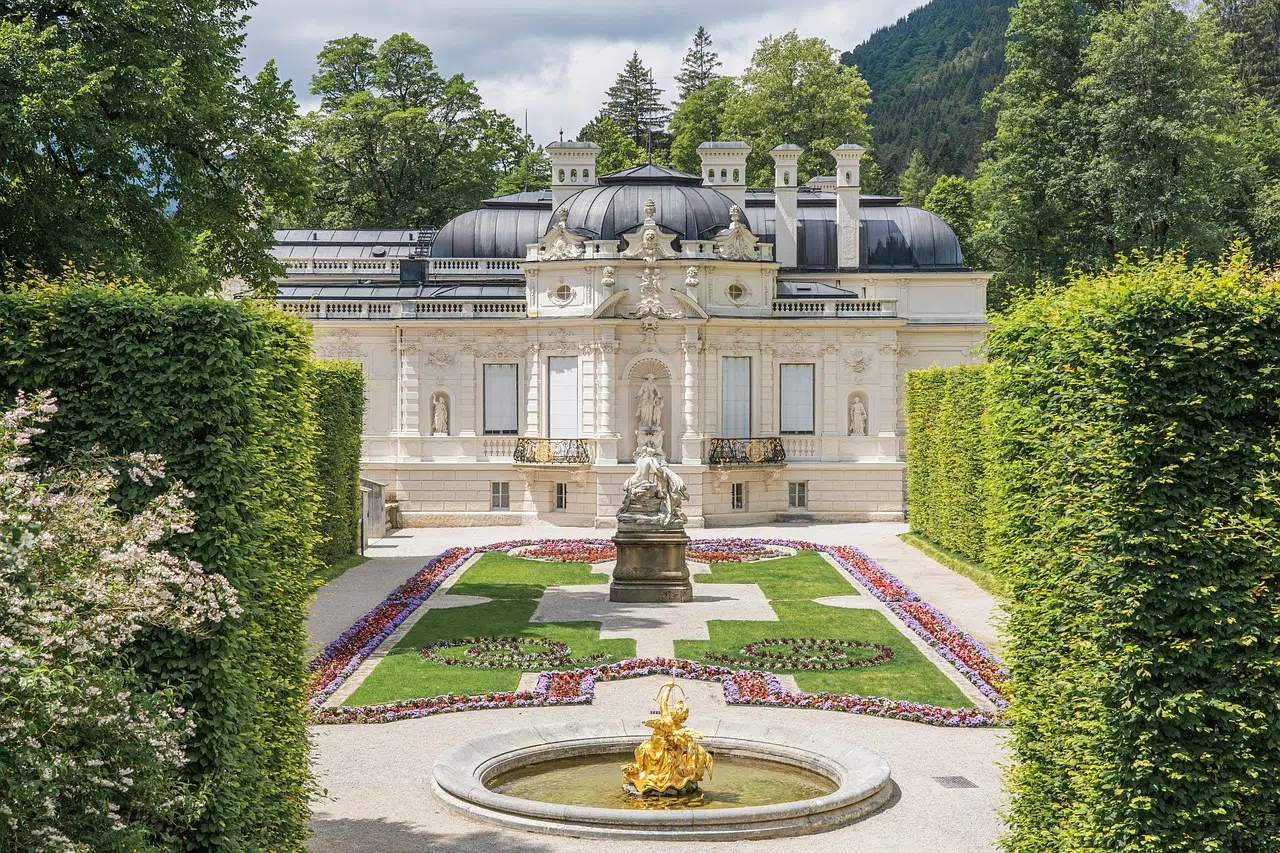 Palácio de Linderhof e seu jardim na Alemanha, arquitetura em estilo rococó