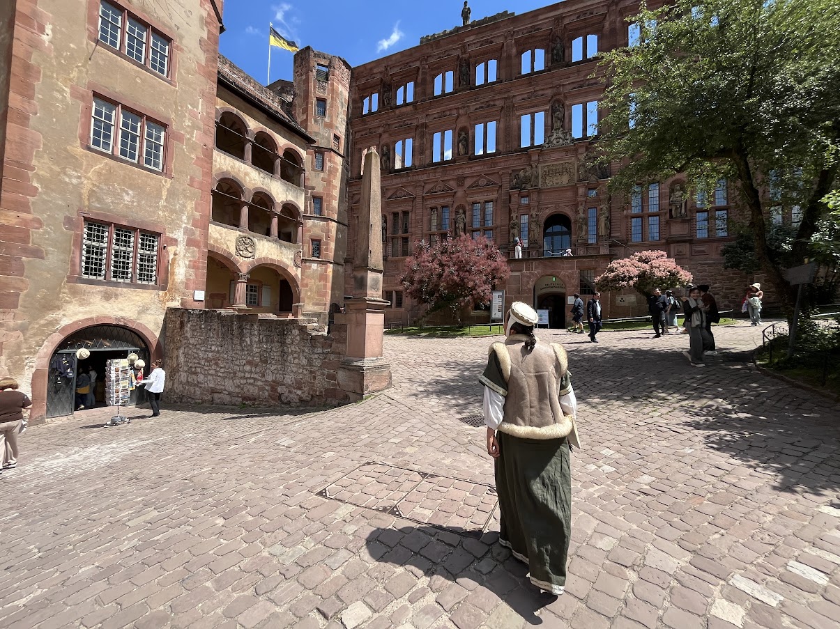 Foto mostrando o interior do castelo de Heidelberg durante um passeio guiado pelos nossos guias
