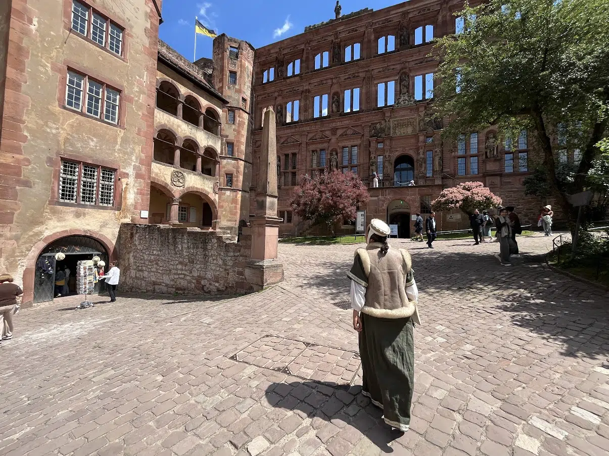 Foto mostrando o interior do castelo de Heidelberg durante um passeio guiado pelos nossos guias
