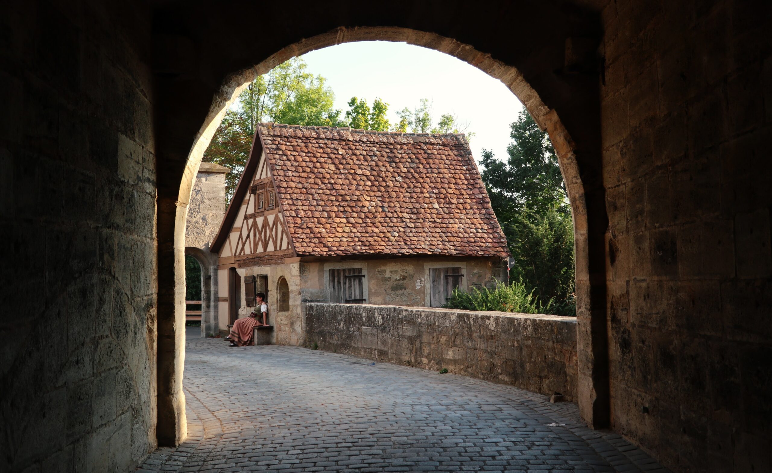 Entrada pelas muralhas de Rothenburg ob der Tauber - turismo na Rota Romantica