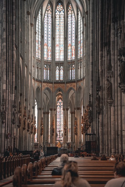 Interior da Catedral de Colônia na Alemanha, arquitetura gótica. Guia em português na Alemanha.