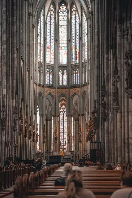 Interior da Catedral de Colônia na Alemanha, arquitetura gótica. Guia em português na Alemanha.