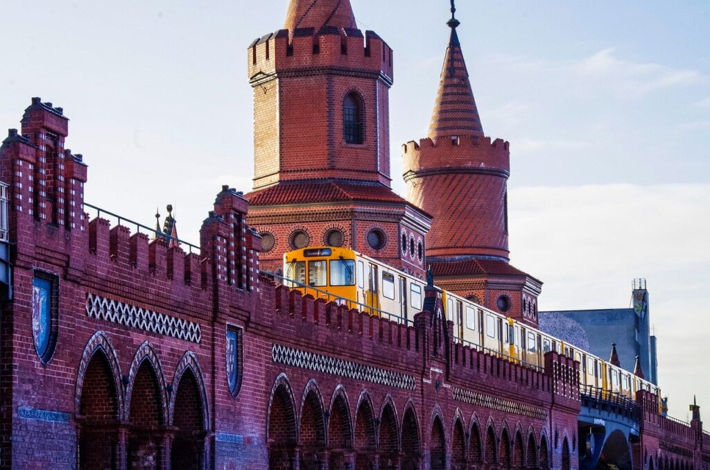 Vista do centro histórico de Berlim, capital da Alemanha, com seus pontos turísticos ao longo do rio Spree