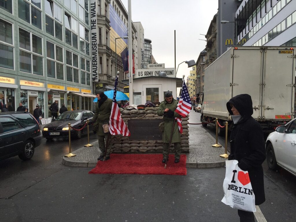 Checkpoint Charlie em Berlim, antigo posto de fronteira da Guerra Fria