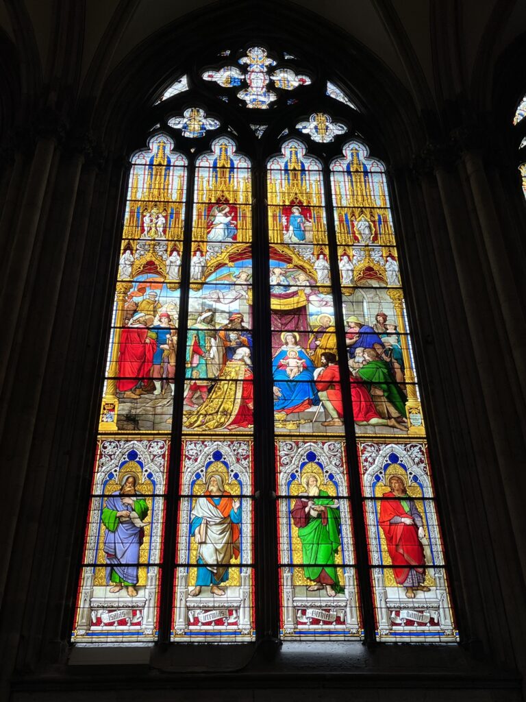 Vitral colorido com figuras de santos na Catedral de Colônia