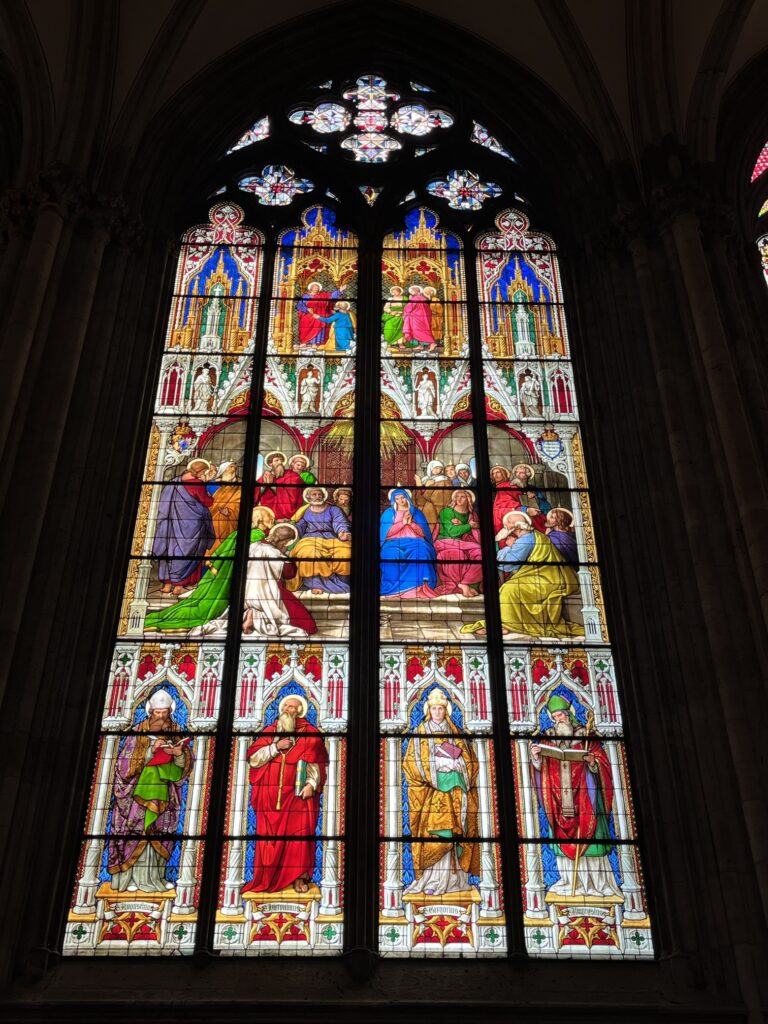 Vitral gótico com cenas bíblicas na Catedral de Colônia