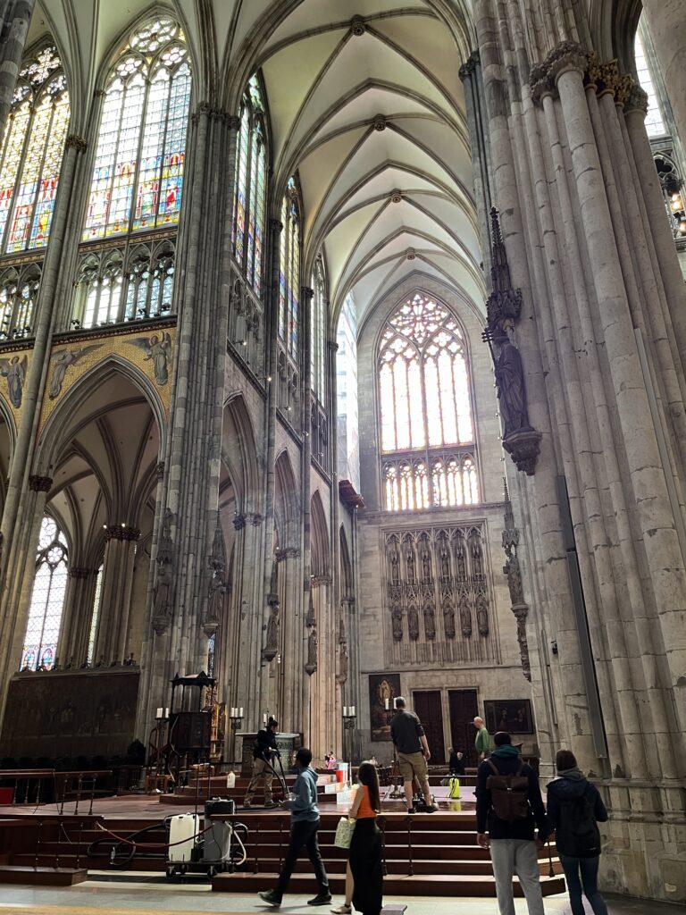 Nave da Catedral de Colônia com visitantes diante do altar