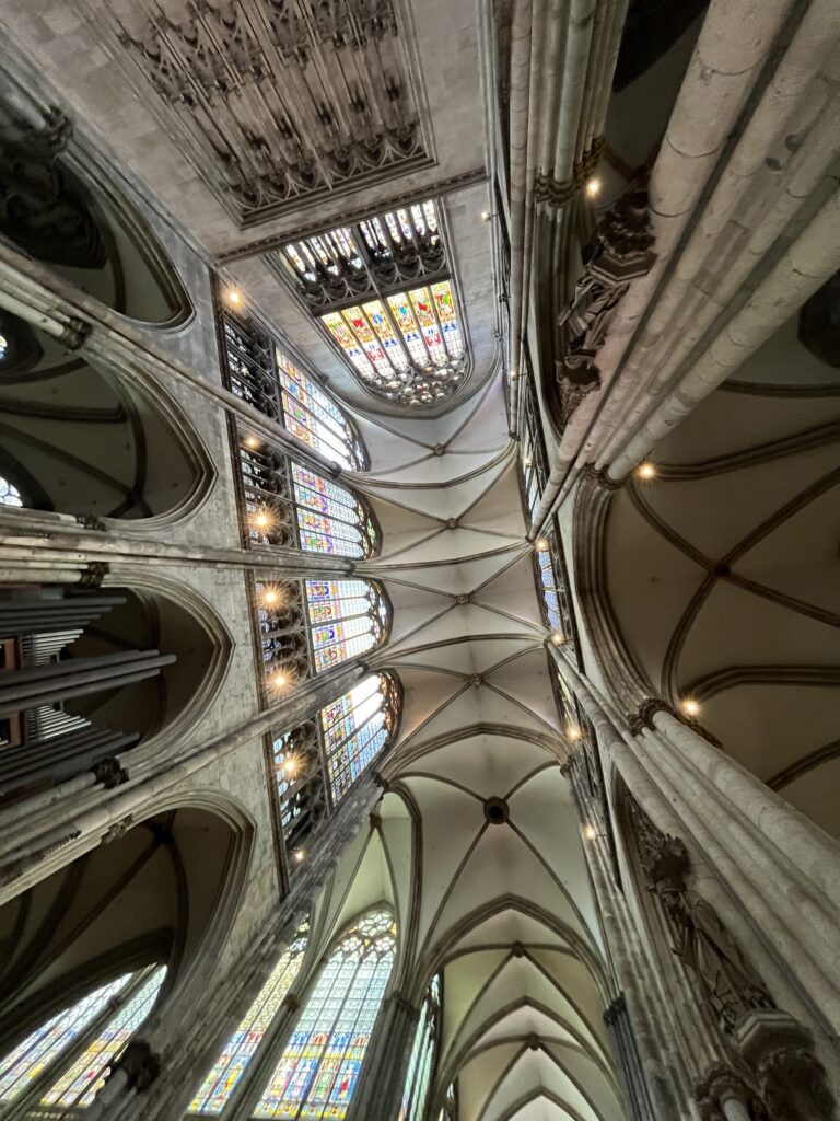 Abóbadas góticas da nave da Catedral de Colônia vistas de baixo