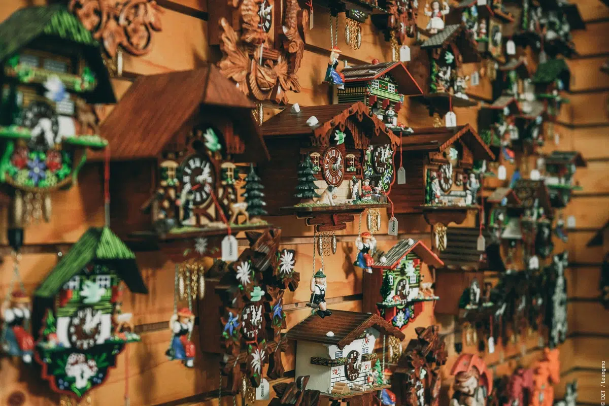 Relógios de cuco tradicionais em madeira com entalhes detalhados expostos em Triberg, na Floresta Negra