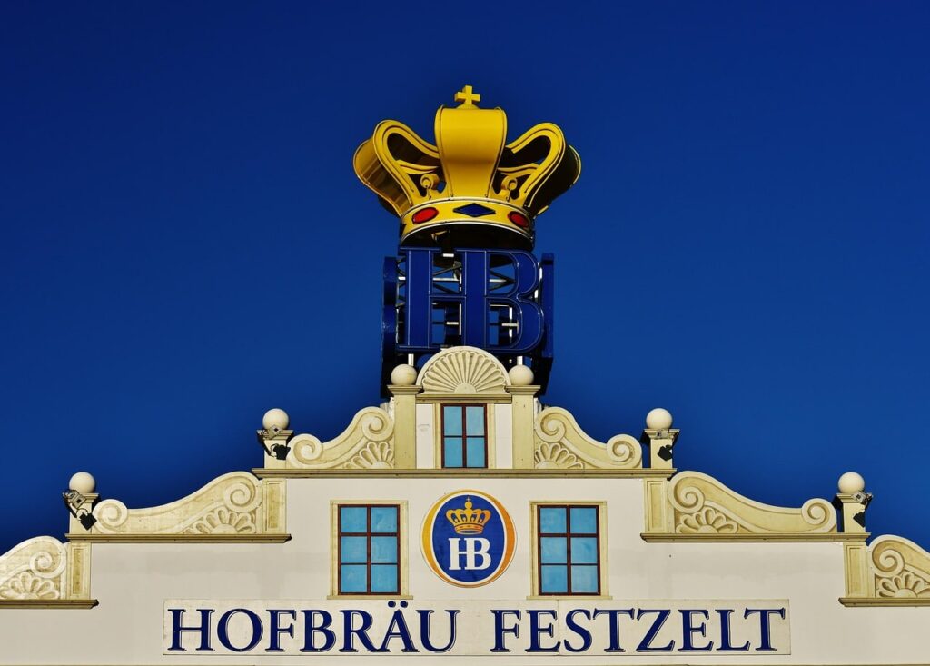 Interior da cervejaria Hofbräuhaus em Munique, tradição bávara da cerveja, no roteiro do passeio guiado