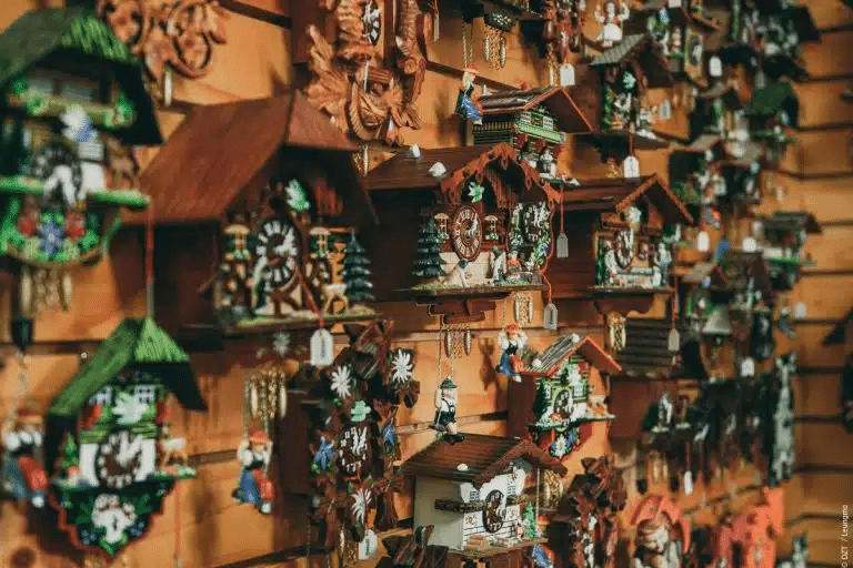 relógios cucos nas lojas alemãs na Floresta Negra